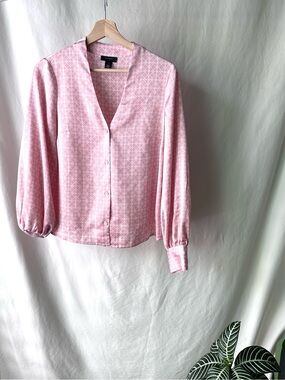 Halogen Light Pink Geometric V-Neck Button Front Blouse